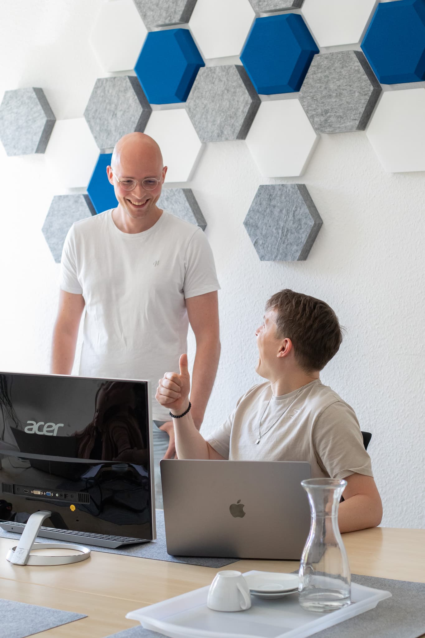 Felix gibt Eric Daumen hoch