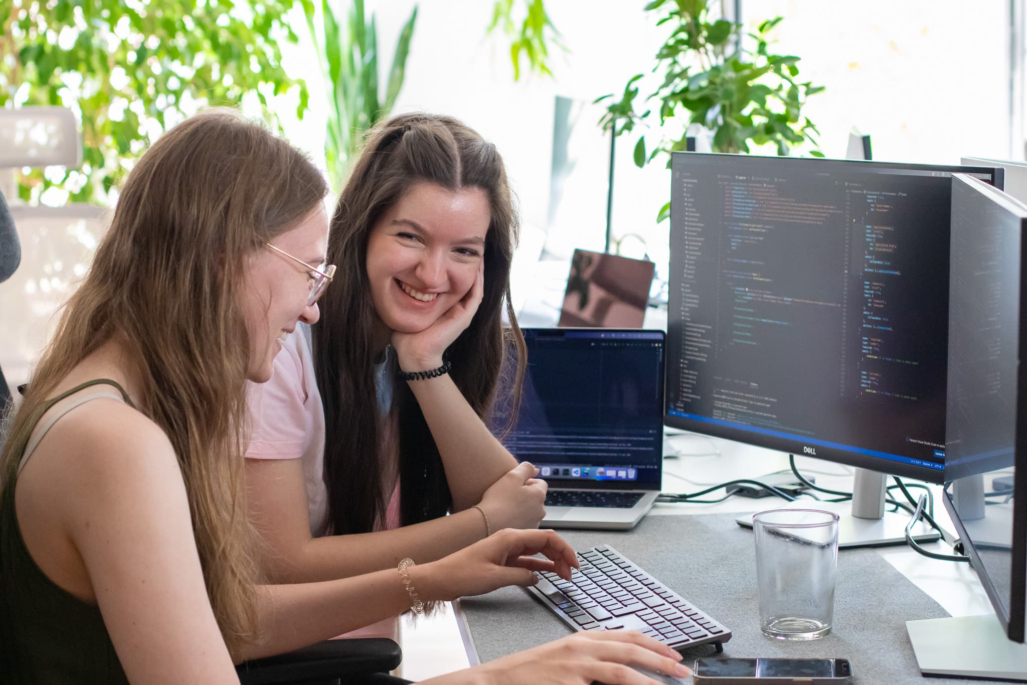 Eva und Sara haben Spaß bei der Arbeit